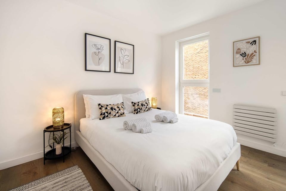 1 Min Walk to Euston Station, Modern Townhouse House in London Borough of Islington