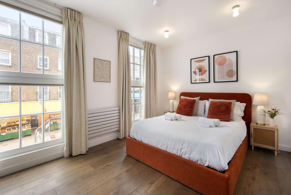 1 Min Walk to Euston Station, Modern Townhouse House in London Borough of Islington