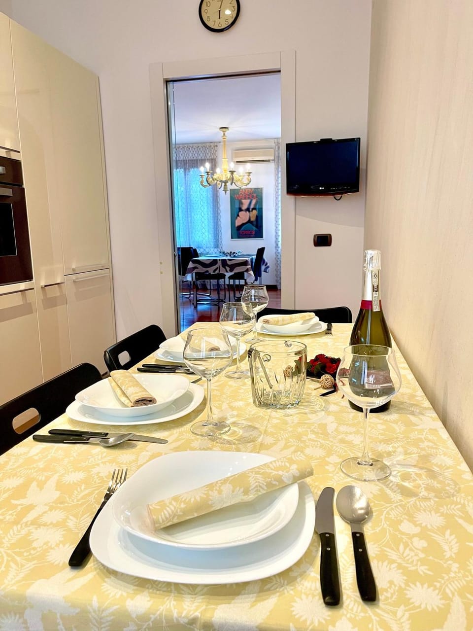 TV and multimedia, Food and drinks, Dining area, Food, Drinks, Alcoholic drinks