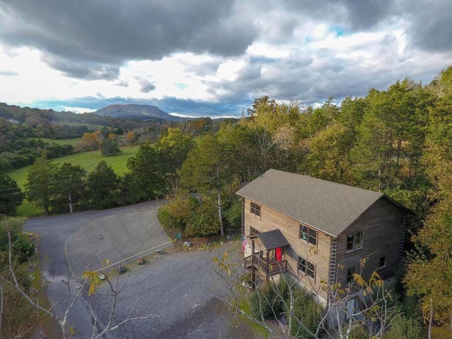 Property building, Neighbourhood, Natural landscape, Bird's eye view, Mountain view, Parking