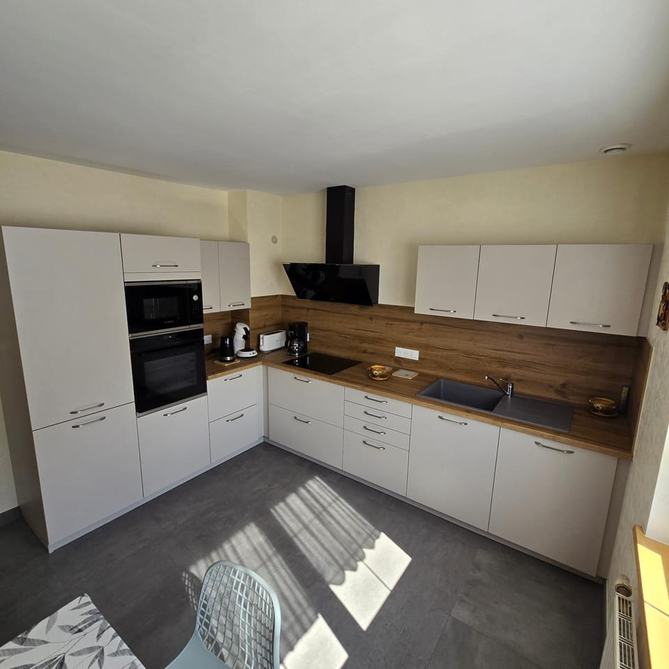 Coffee/tea facilities, Kitchen or kitchenette, dishwasher, oven, stove, toaster