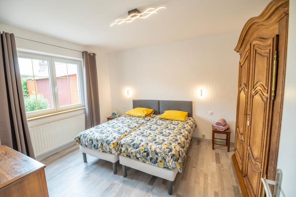 Photo of the whole room, Bedroom