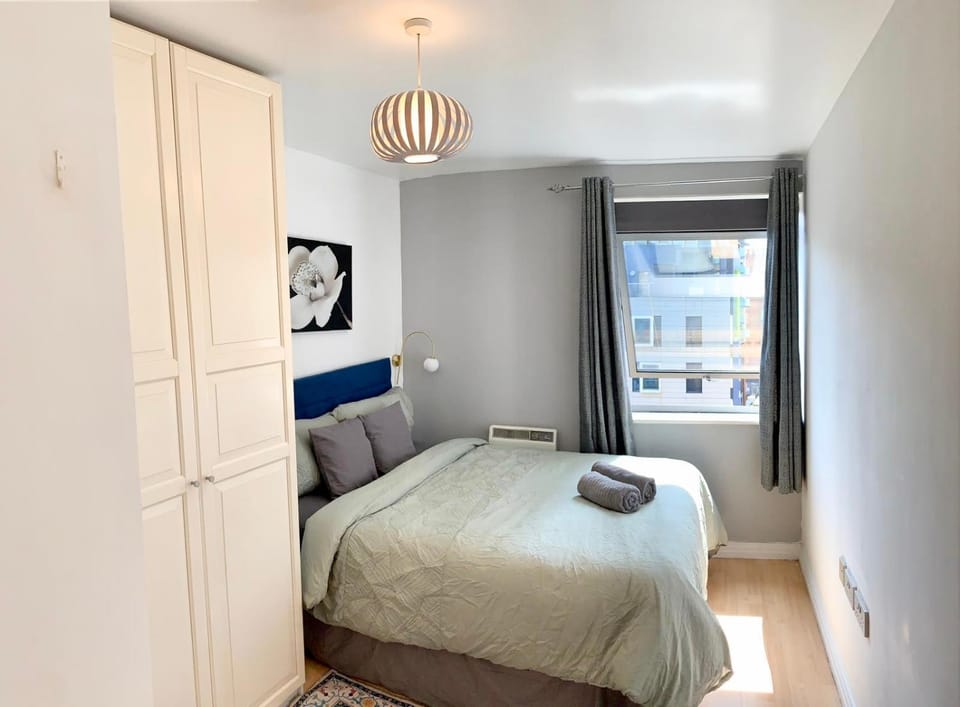 Modern 2 bed near mall and parking House in London