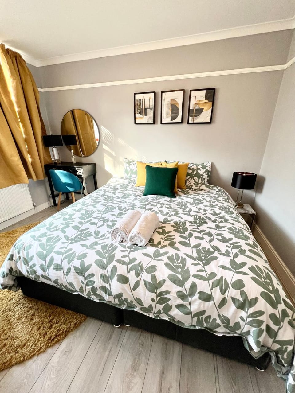 Modern 2 bed near mall and parking House in London
