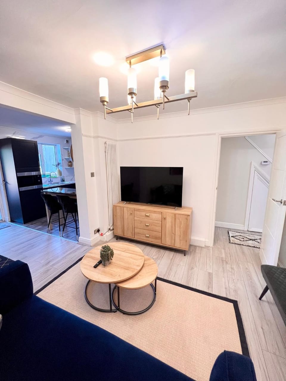 Modern 2 bed near mall and parking House in London