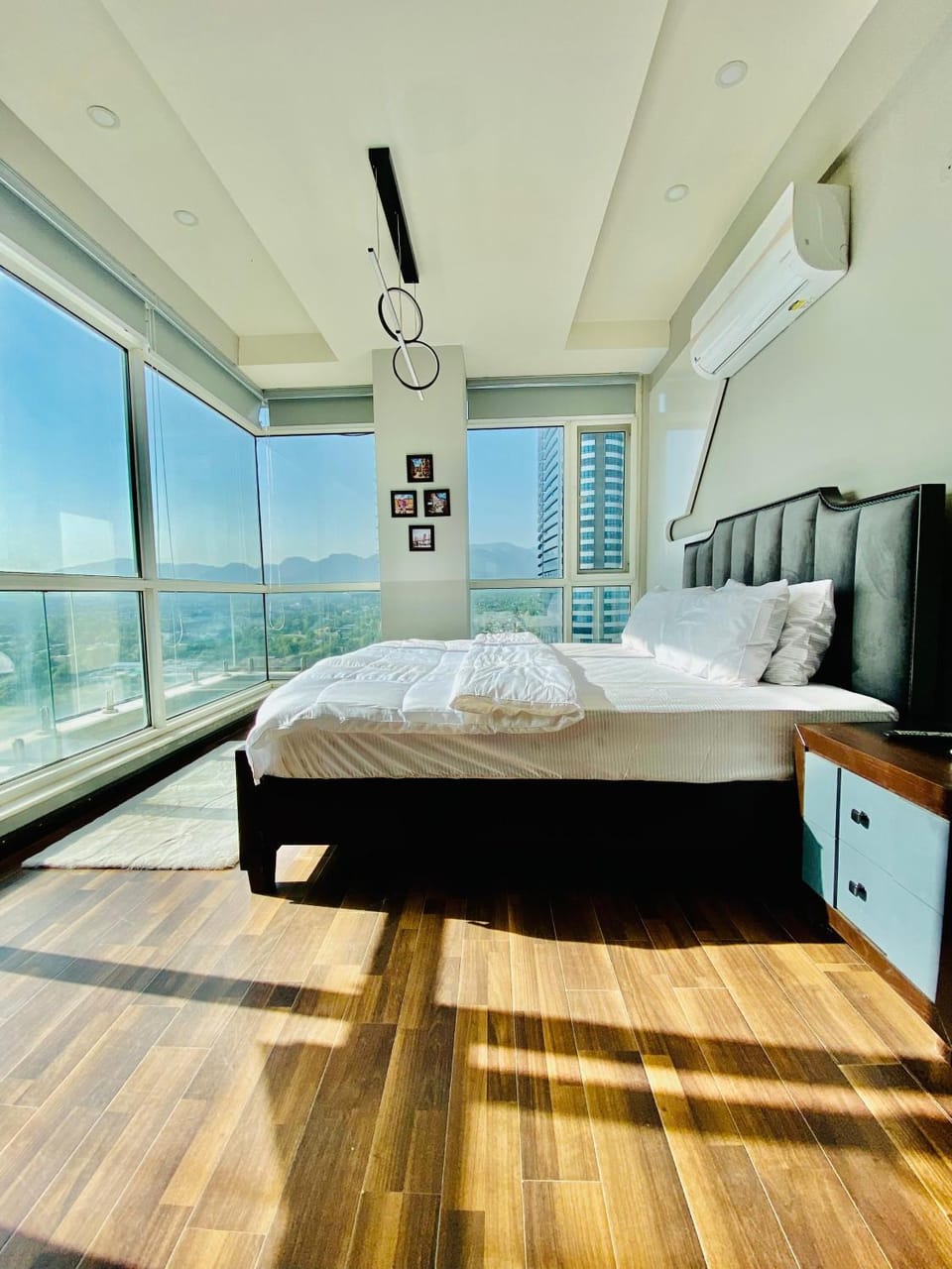 Bed, Natural landscape, TV and multimedia, Photo of the whole room, Bedroom