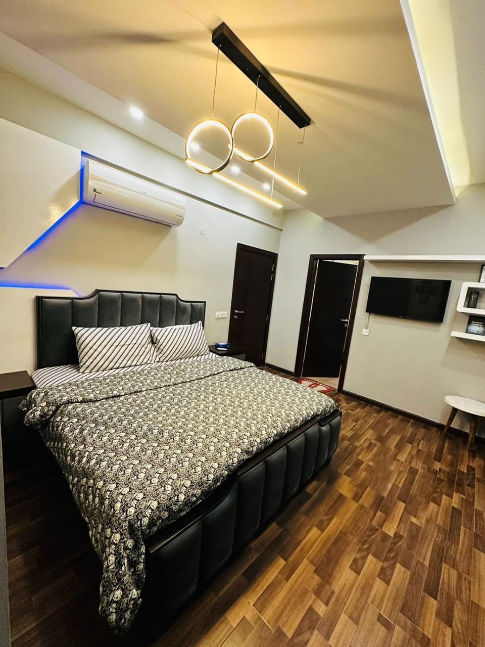 Bed, Photo of the whole room, Bedroom, fireplace