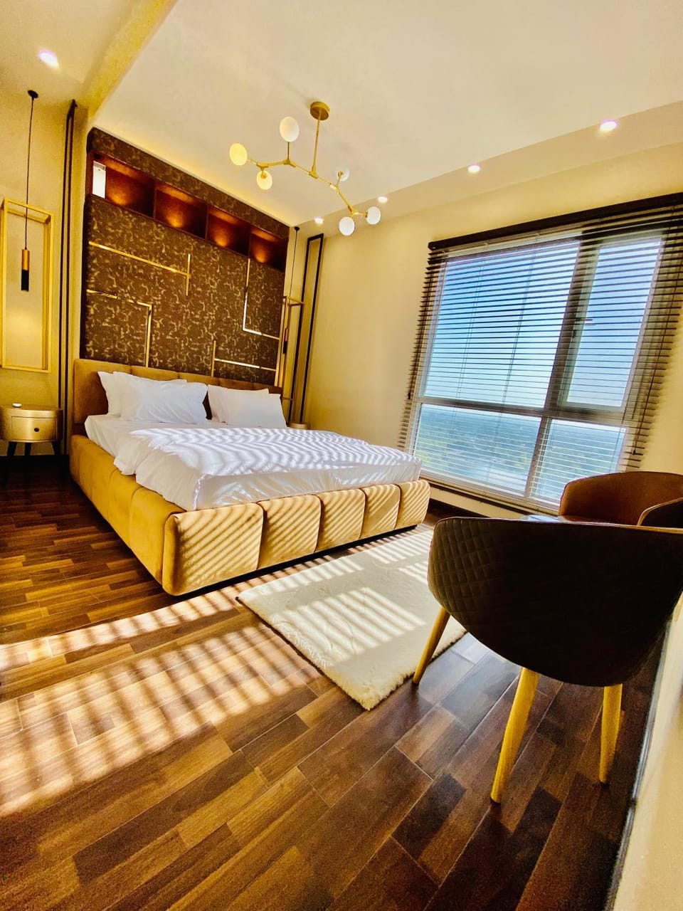 Bed, Living room, Photo of the whole room, Seating area, Bedroom