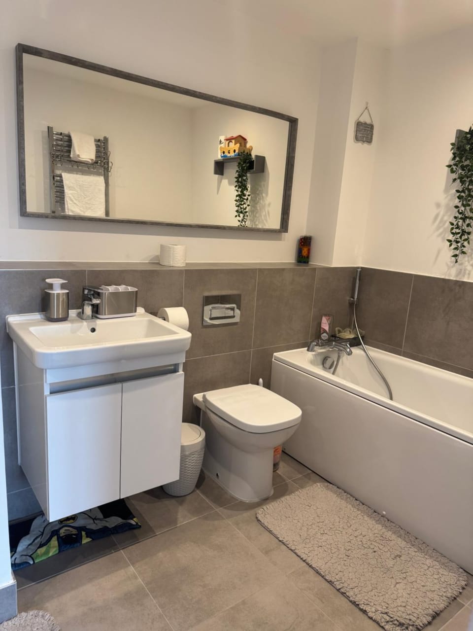 Bedroom in West Sussex with locks,Private Bathroom & Free Parking Vacation rental in Pulborough