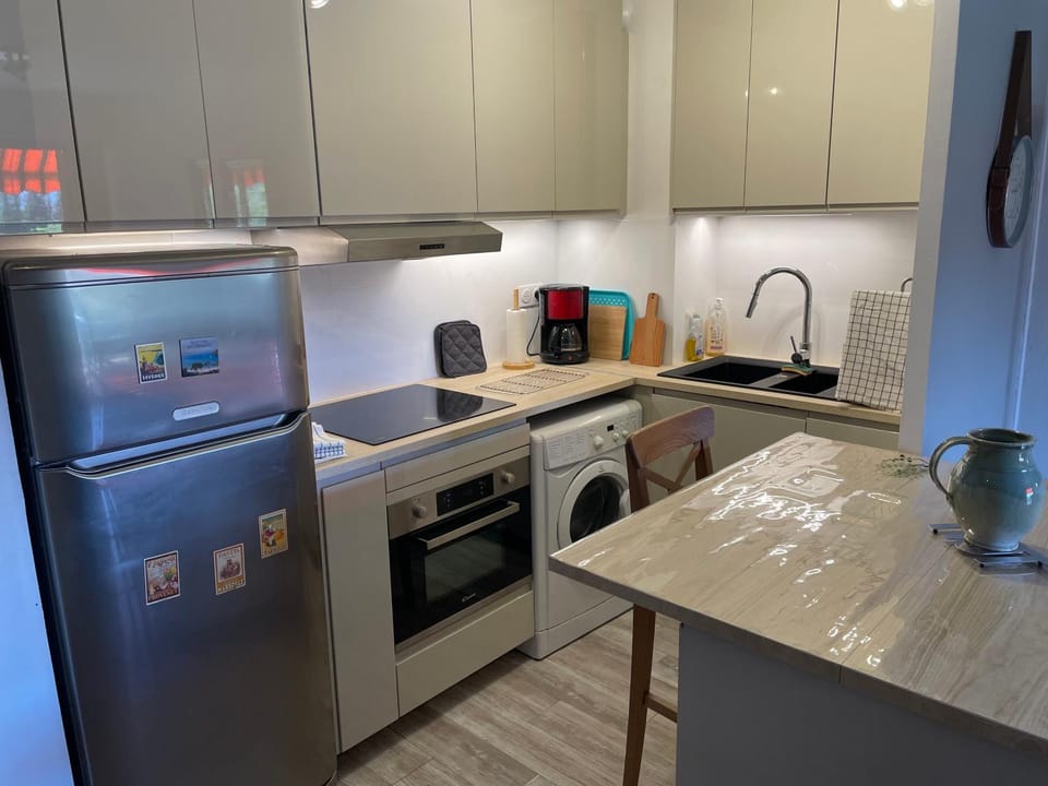 Kitchen or kitchenette, oven
