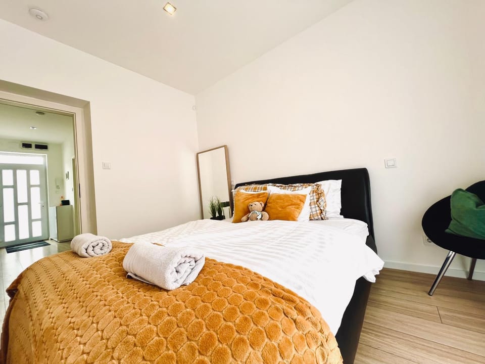 Bed, Bedroom, towels