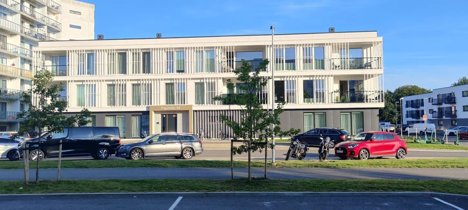 Facade/entrance, Street view, Location, Parking