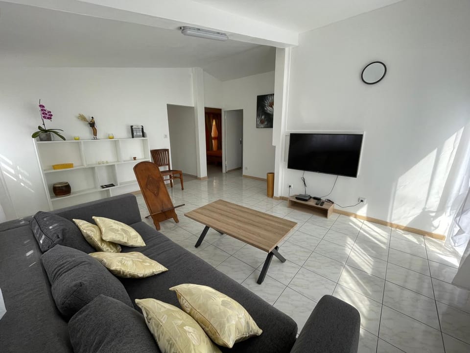 Communal lounge/ TV room, TV and multimedia, Living room, Seating area