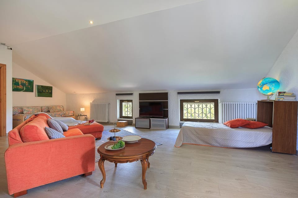 Bed, TV and multimedia, Living room, Photo of the whole room, Seating area