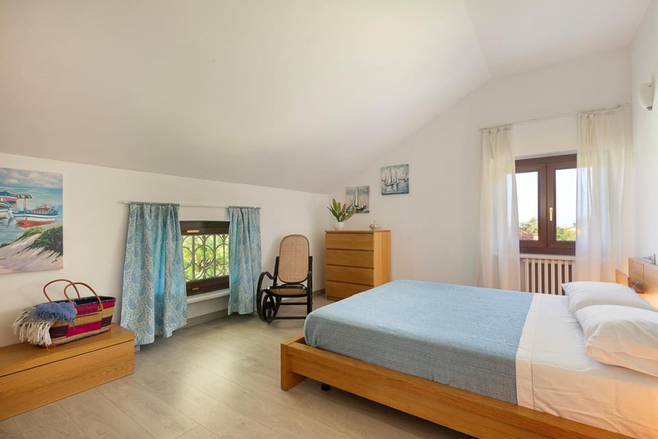 Photo of the whole room, Bedroom