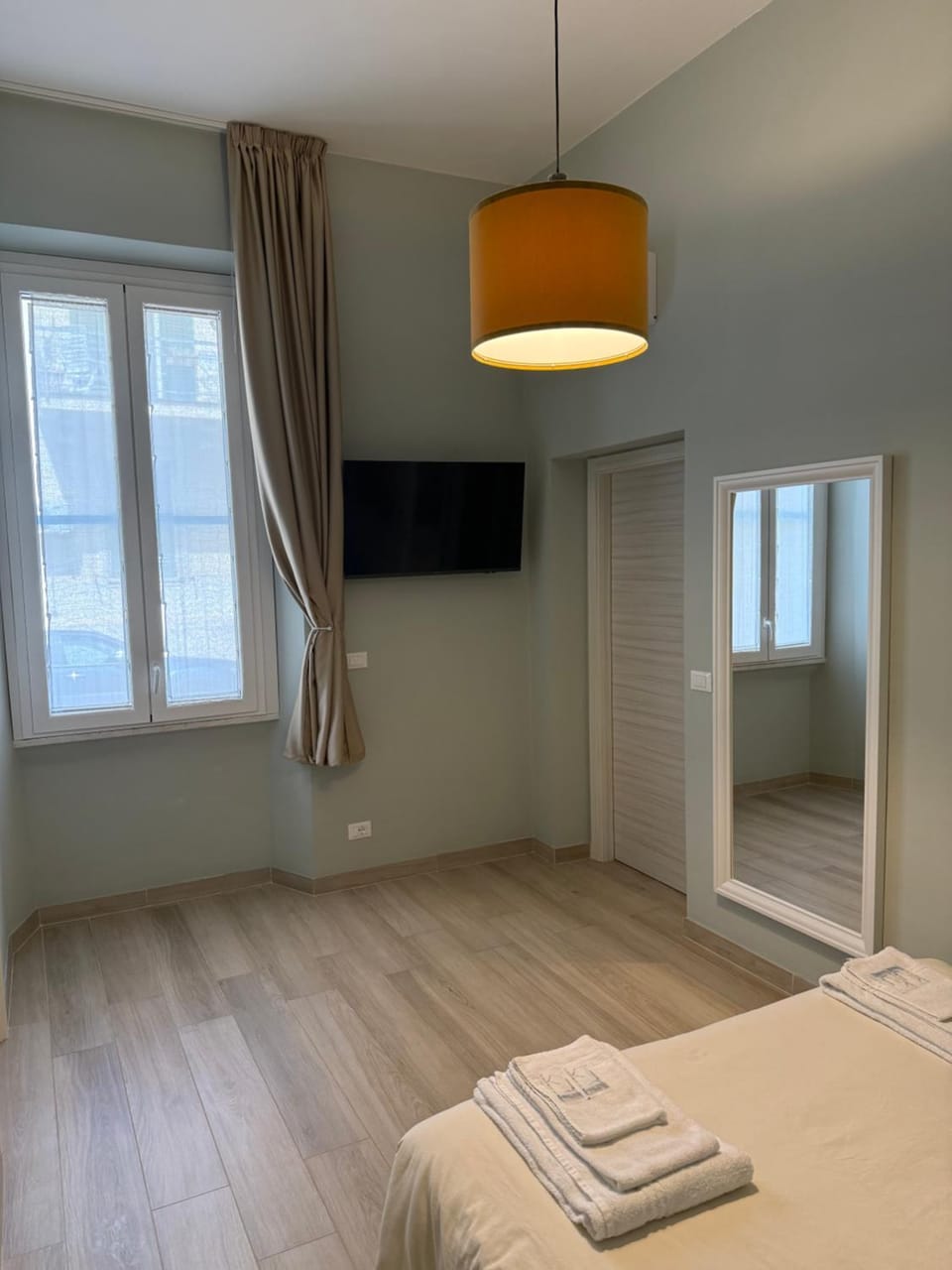 Bed, TV and multimedia, Photo of the whole room, Bedroom