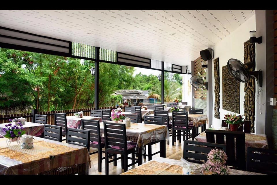 Patio, Restaurant/places to eat, Living room, Seating area