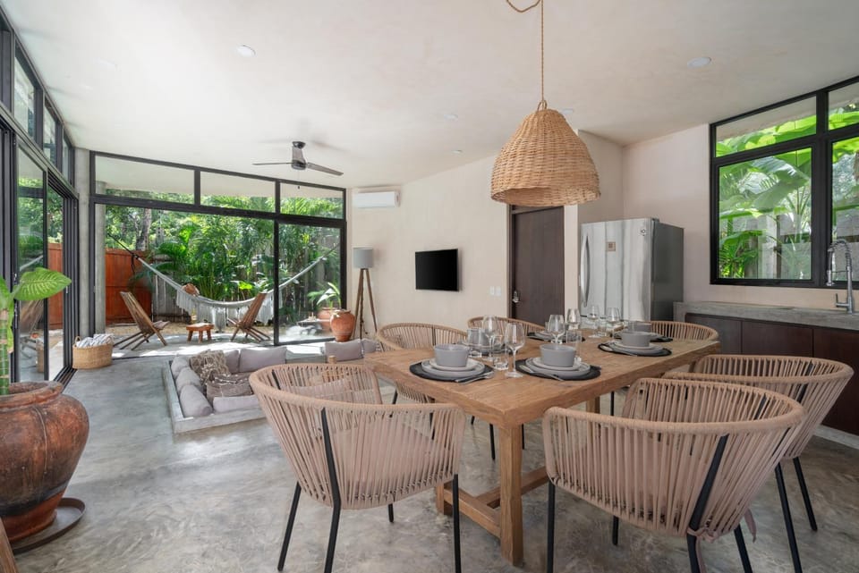 TV and multimedia, Coffee/tea facilities, Kitchen or kitchenette, Living room, Seating area, Dining area