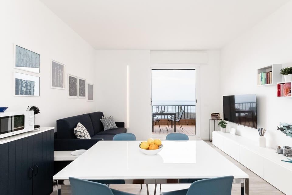 TV and multimedia, Living room, Seating area, Dining area