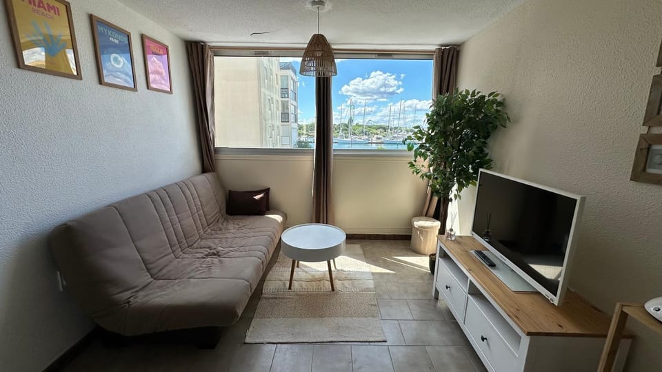 Communal lounge/ TV room, TV and multimedia, Living room
