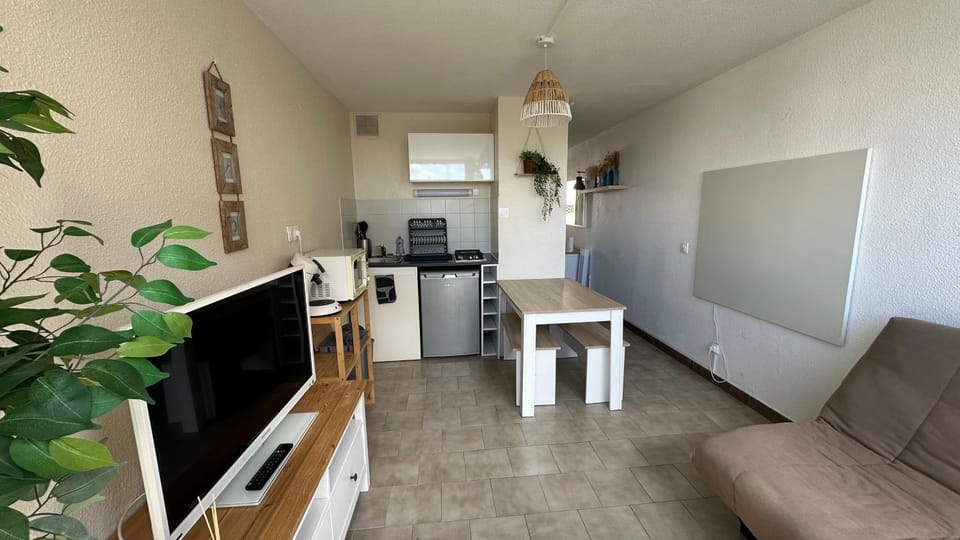 Kitchen or kitchenette, Dining area, pet friendly, stove