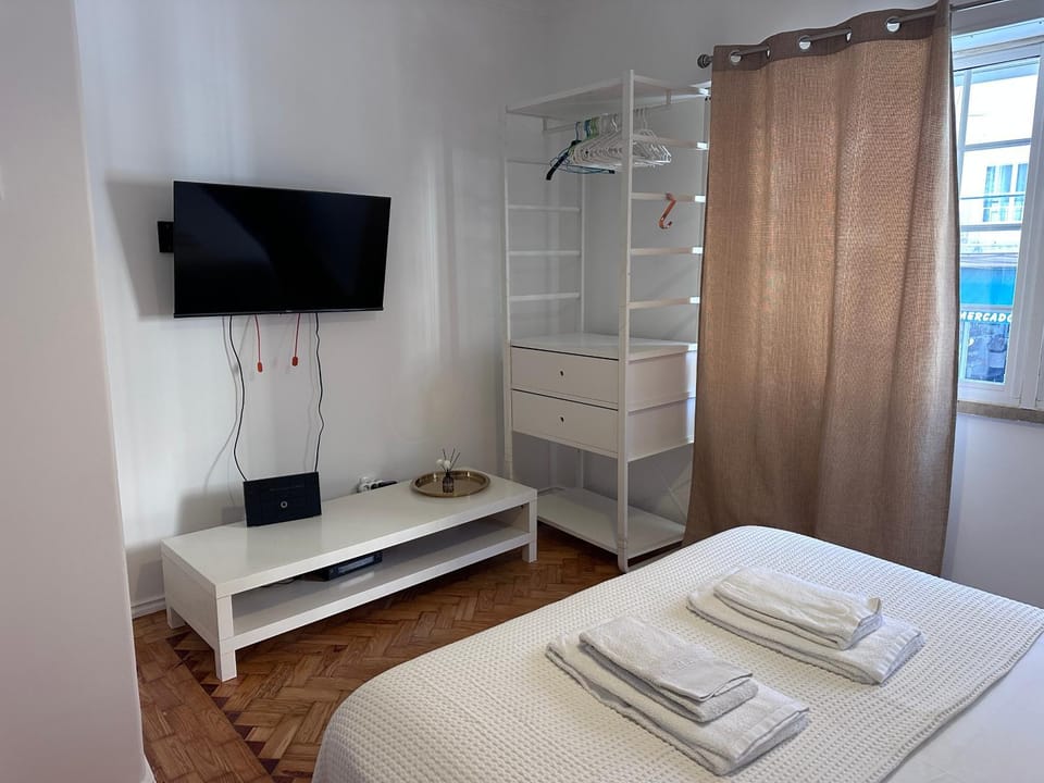 Bed, TV and multimedia, Bedroom, wardrobe