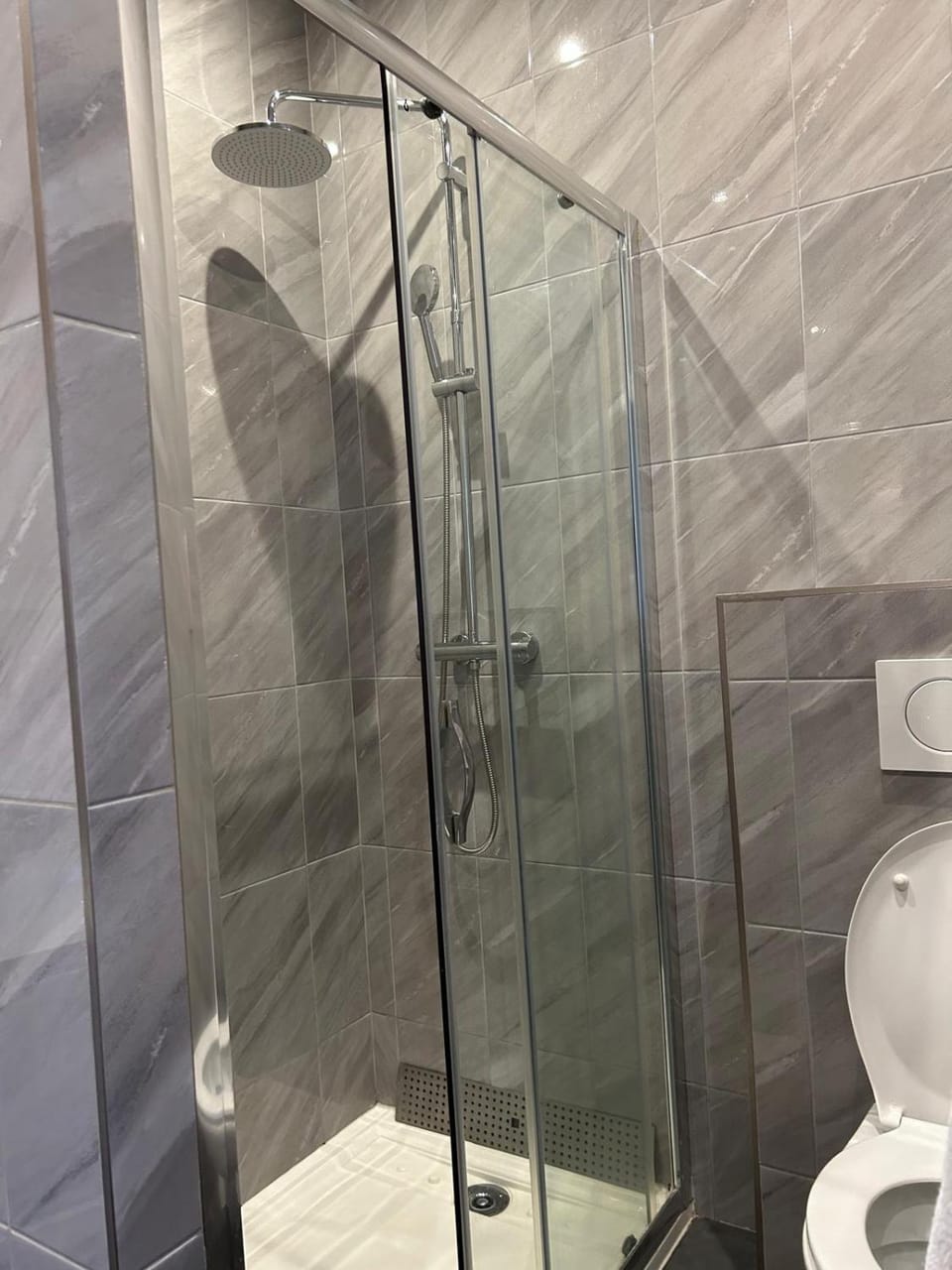 Shower, Toilet