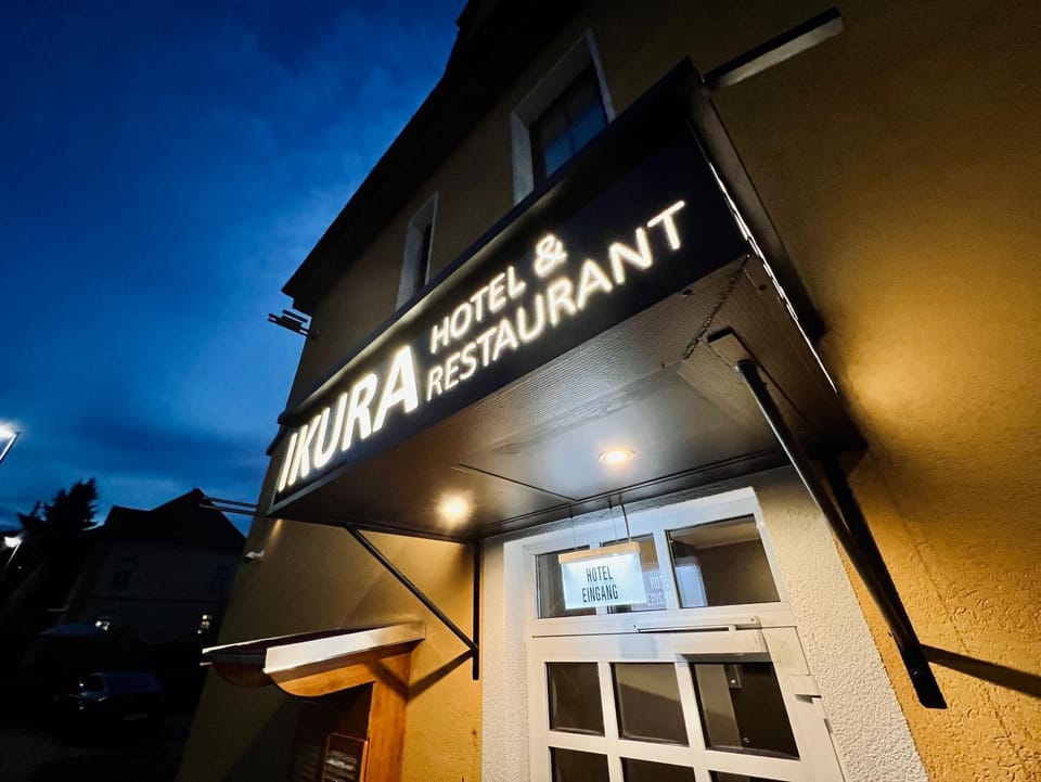 Restaurant/places to eat, Facade/entrance, Buffet breakfast