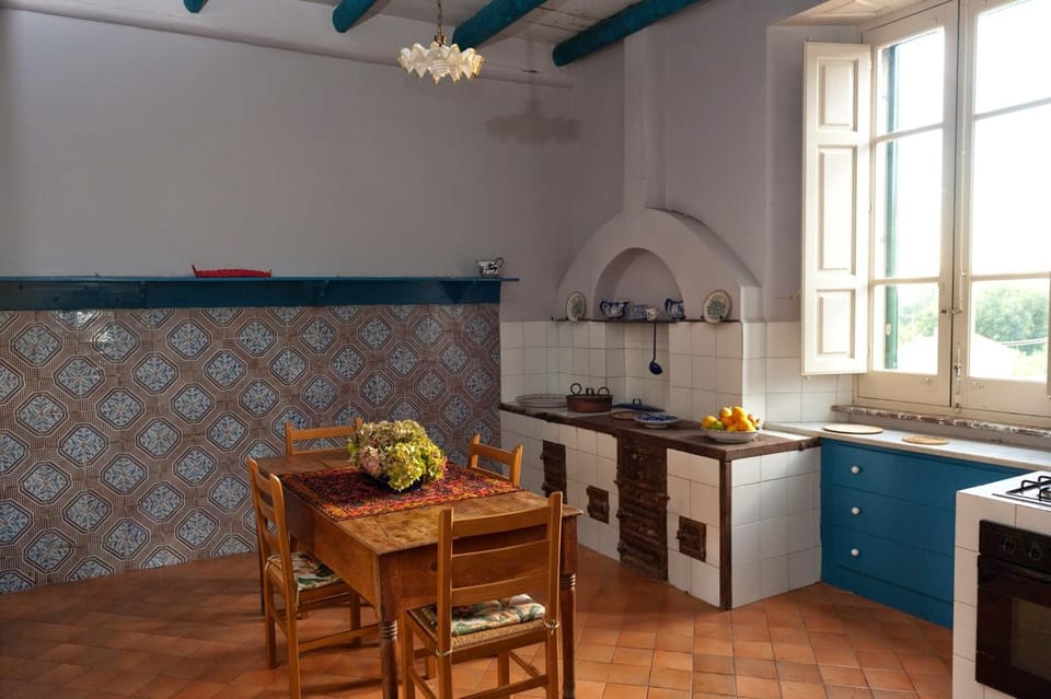 Kitchen or kitchenette, Dining area, stove
