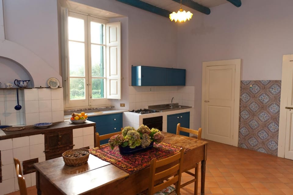 Kitchen or kitchenette, Dining area, stove