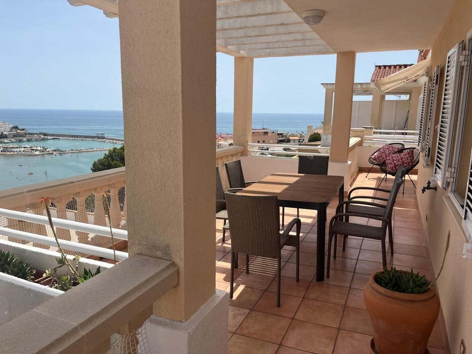 View (from property/room), View (from property/room), Balcony/Terrace, City view, Landmark view, Landmark view, Sea view, Sea view