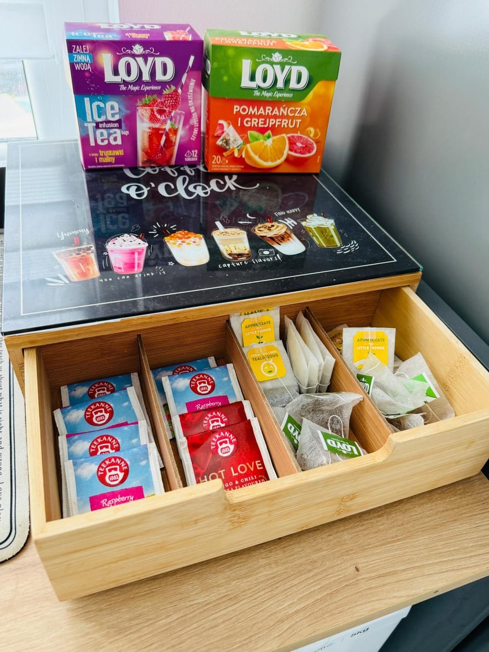 Kitchen or kitchenette, Food and drinks