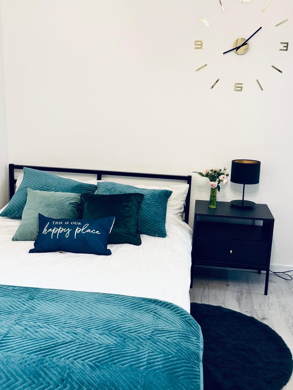 Bed, Living room, Photo of the whole room, Seating area, Bedroom