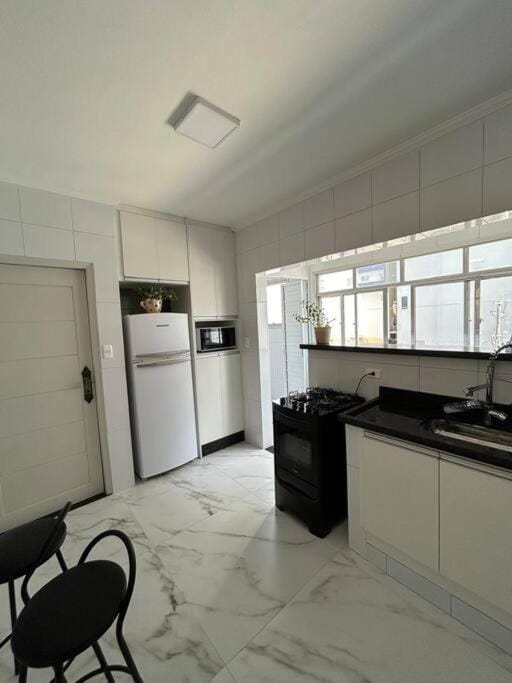 PREDIO FRENTE PRA PRAIA, COM VISTA LATERAL MAR, Apto 202 Apartment in State of São Paulo