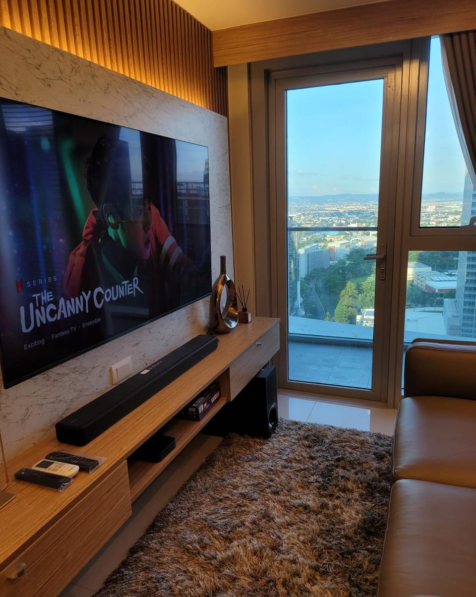 Uptown Parksuites Tower 2 BGC - Staycations Up Above 9 Apartment hotel in Makati