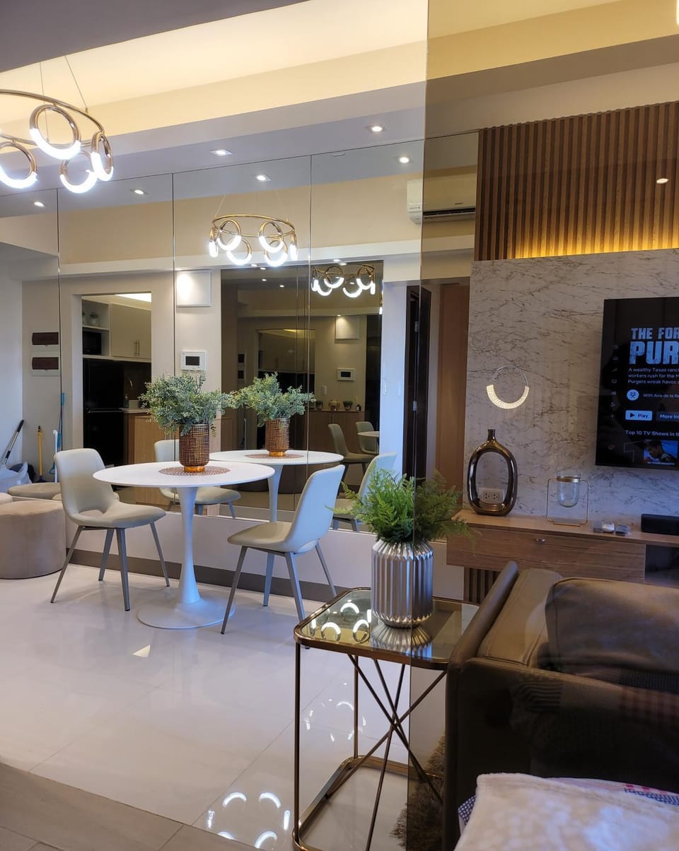Uptown Parksuites Tower 2 BGC - Staycations Up Above 9 Apartment hotel in Makati
