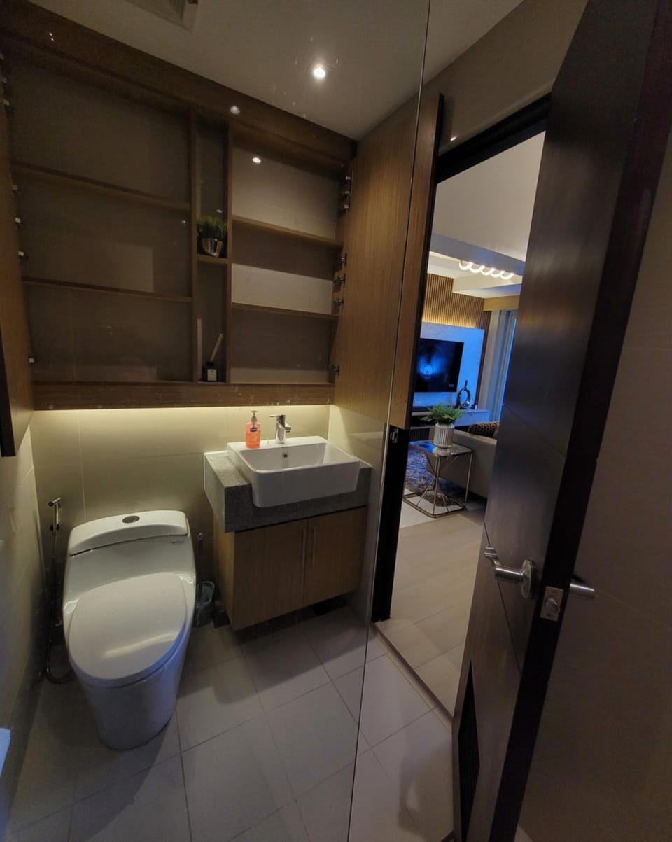 Uptown Parksuites Tower 2 BGC - Staycations Up Above 9 Apartment hotel in Makati