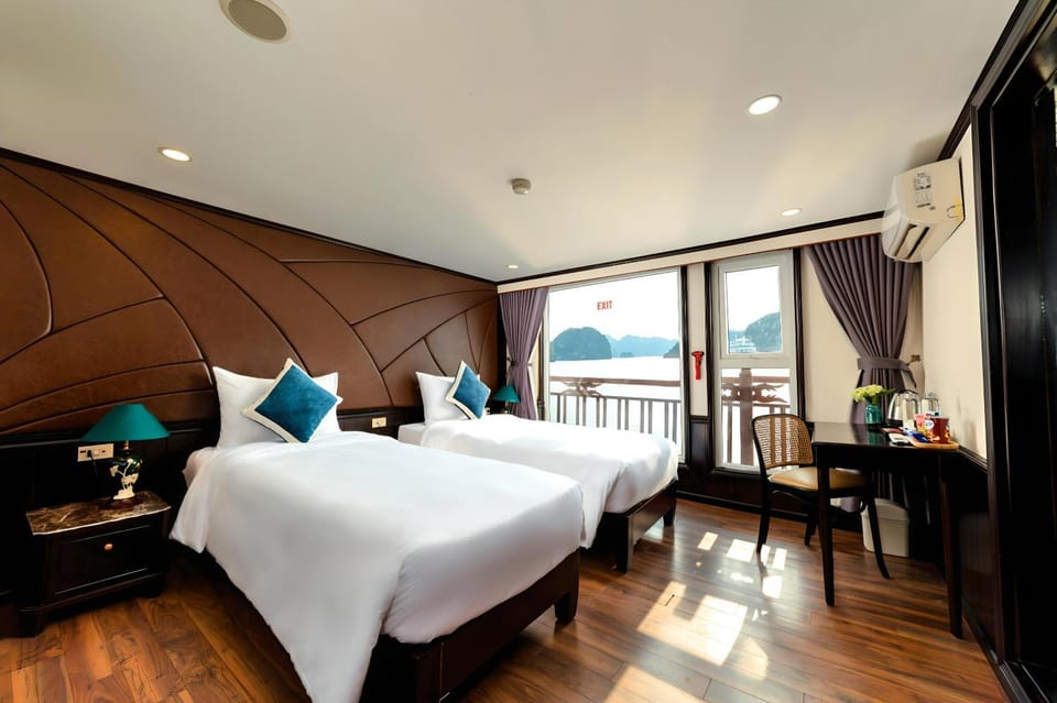 Bed, TV and multimedia, Living room, Photo of the whole room, Seating area, Bedroom