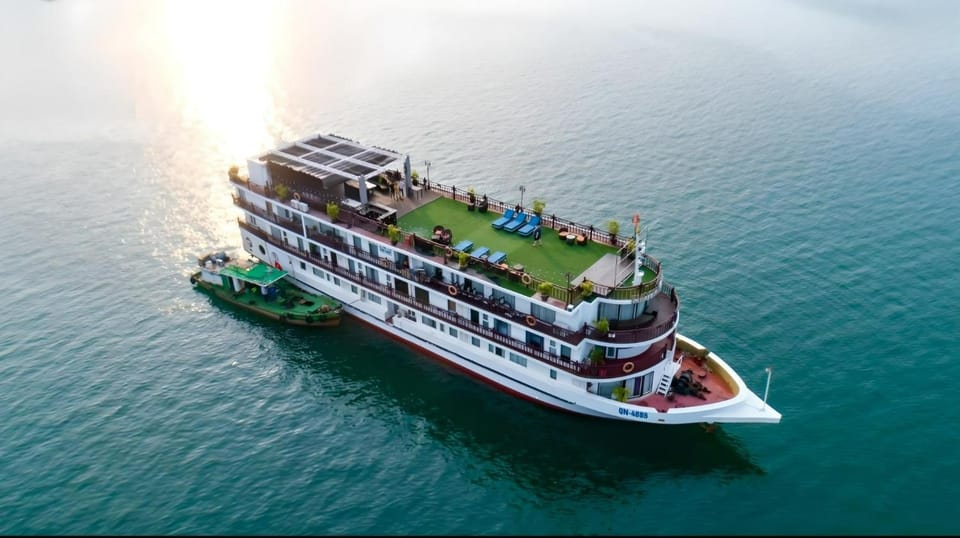 Property building, Day, People, Natural landscape, Activities, Lake view, River view, Sea view, Sunset, group of guests