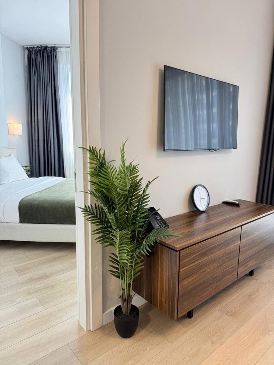 Bed, TV and multimedia, Photo of the whole room