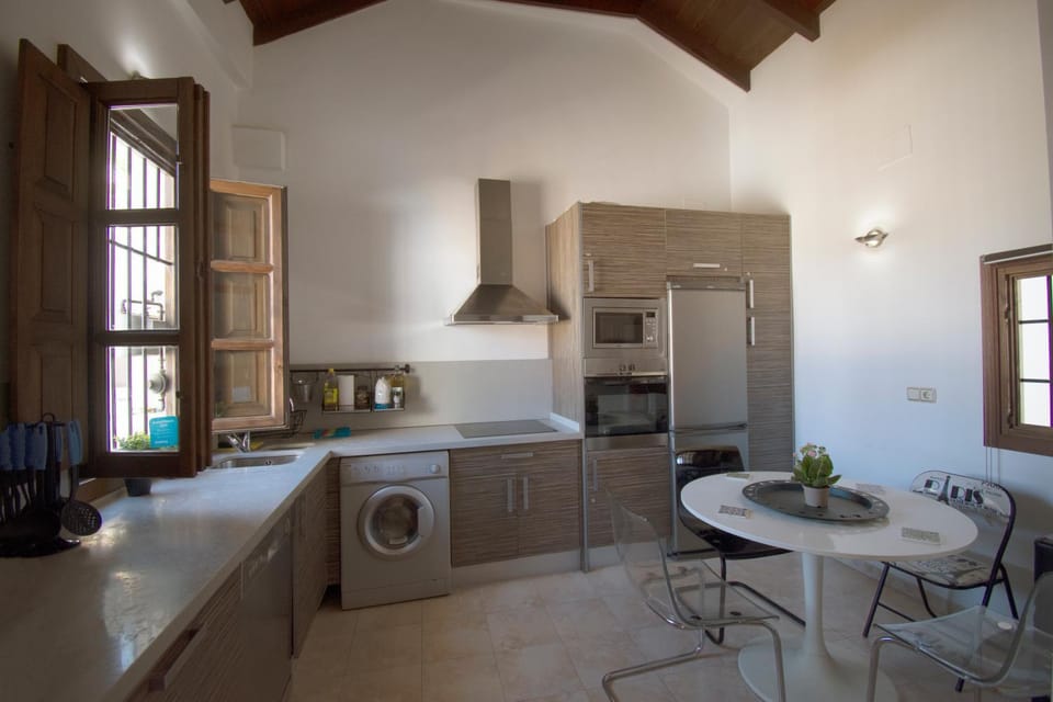Dining area, dishwasher, oven, stove, washing machine