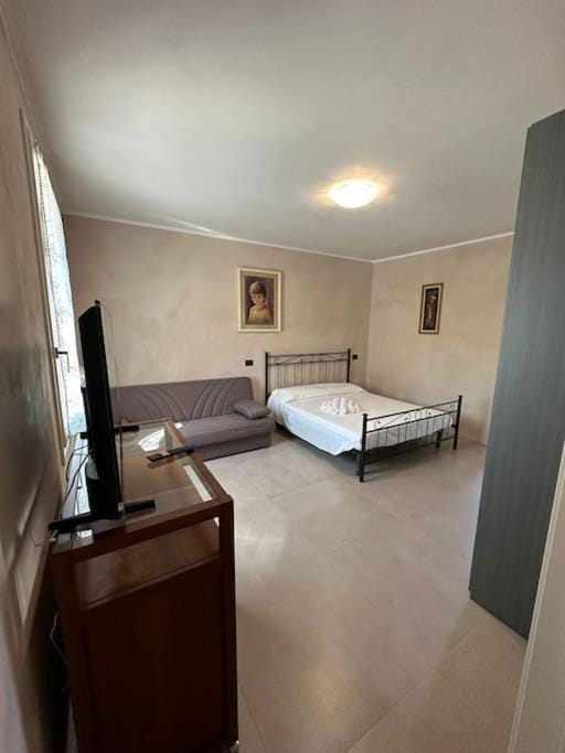 Bed, TV and multimedia, Bedroom