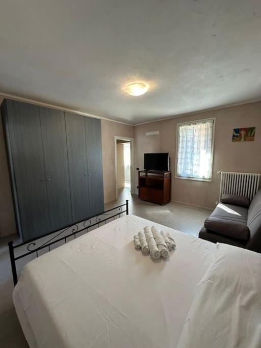 Bed, TV and multimedia, Bedroom, internet