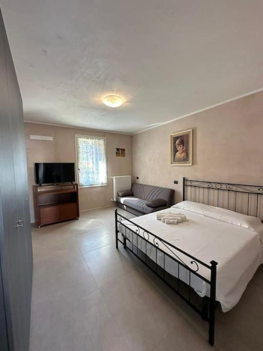 Bed, TV and multimedia, Bedroom