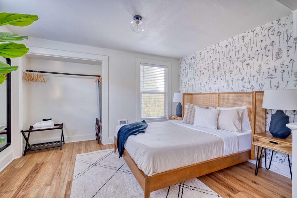 Stay Portland - La Casa Burnside - Local Eateries - Shops - Bars Apartment in Portland