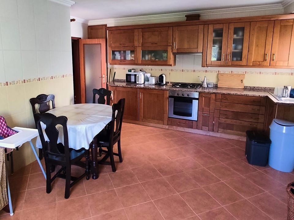 Kitchen or kitchenette, Dining area, dishwasher, oven, toaster