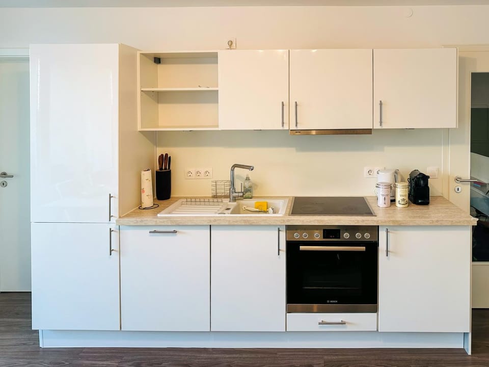 Coffee/tea facilities, Kitchen or kitchenette, dishwasher, oven, stove, toaster