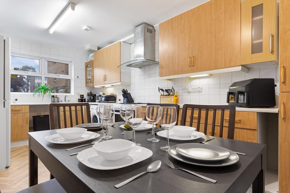 Coffee/tea facilities, Kitchen or kitchenette, Dining area, oven, stove, toaster
