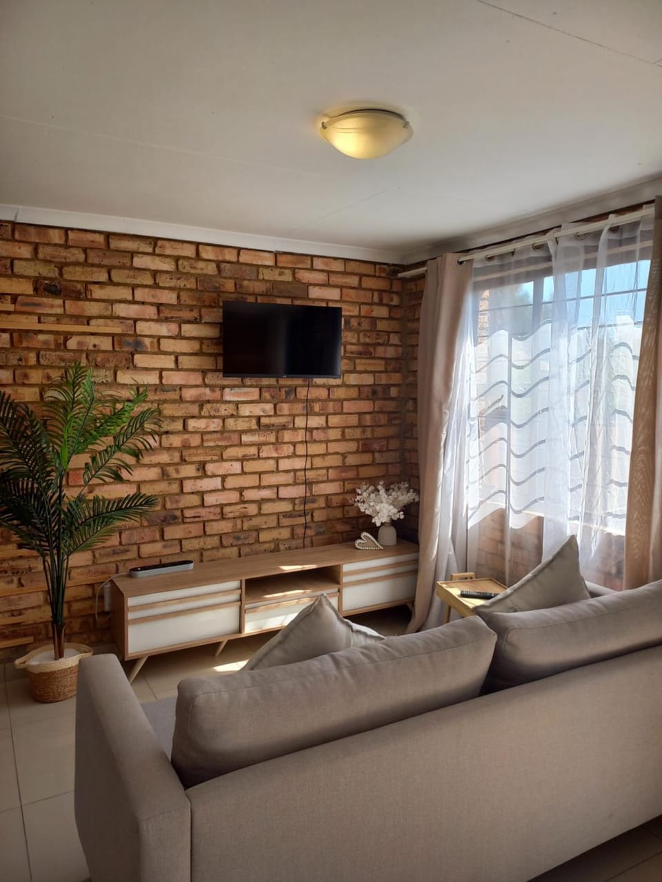TV and multimedia, Living room, Seating area, Evening entertainment