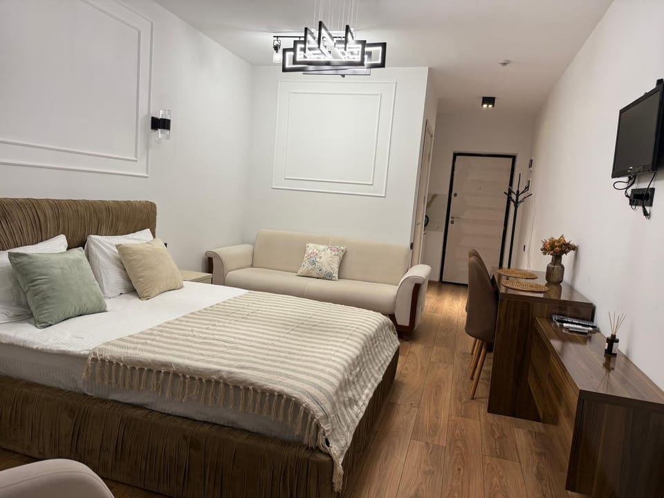 Bed, TV and multimedia, Seating area, Bedroom
